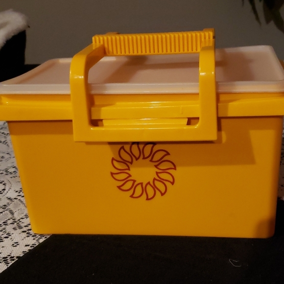 Tupperware Containers with Lids. - Picture 4 of 6